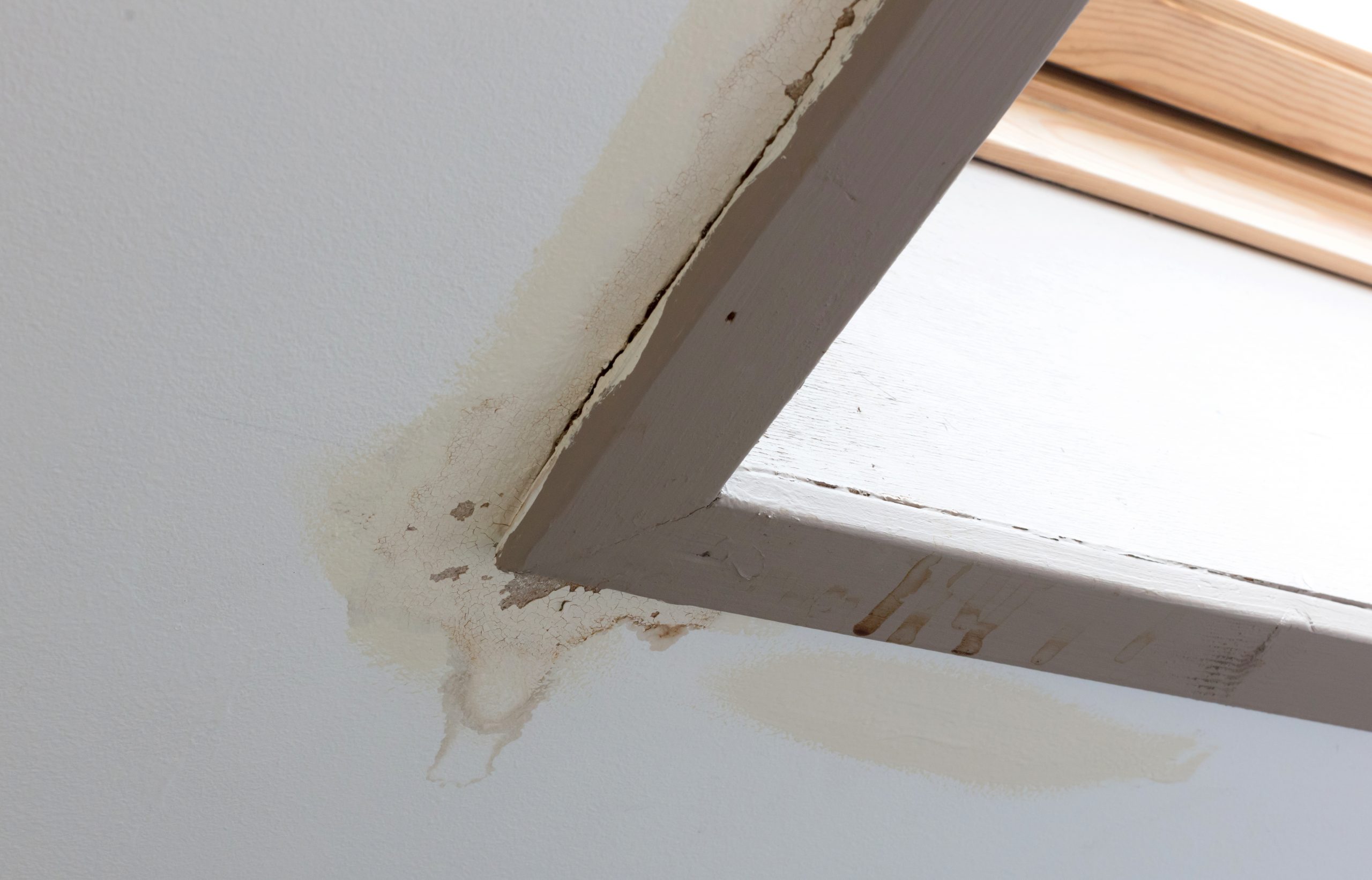 Roof window after leaking